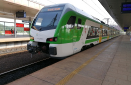 pojazd flirt er160 na przystanku os. warszawa stadion