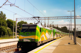 Pociąg "Słoneczny" obsługiwany lokomotywą EU47 TRAXX i wagonami piętrowymi produkcji Bombardiera.