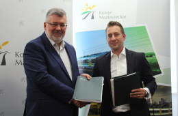 Robert Stępień, prezes Zarządu KM oraz Philipp Brunner, członek zarządu Stadlera na podpisaniu umowy na dostawy 15 pojazdów FLIRT z opcją na dodatkowych 10 jednostek  
