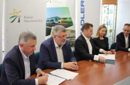 Przedstawiciele Kolei Mazowieckich oraz Stadler Polska na podpisaniu umowy na dostawy 15 pojazdów FLIRT z opcją na dodatkowych 10 jednostek