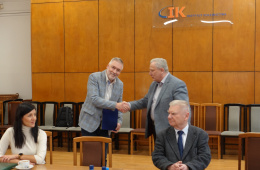 Piotr Wakuła, dyrektor Biura Eksploatacyjno-Technicznego Kolei Mazowieckich oraz Marek Pawlik, prof. IK - zastępca Dyrektora Instytutu Kolejnictwa ds. Interoperacyjności Kolei podczas wręczania nominacji na członka Rady ds. Certyfikacji