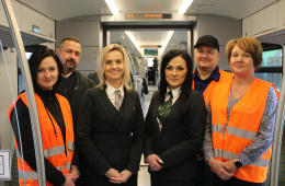 Pracownicy KM w pojeździe FLIRT ER160