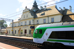 Pociąg KM na stacji Żyrardów