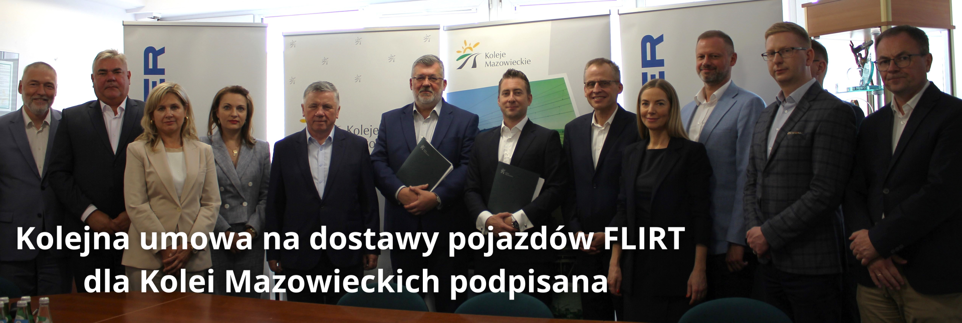 Przedstawiciele Kolei Mazowieckich oraz Stadler Polska na podpisaniu umowy na dostawy 15 pojazdów FLIRT z opcją na dodatkowych 10 jednostek 