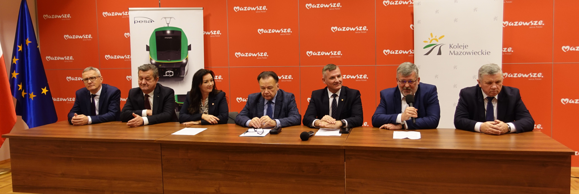 Przedstawiciele Urzędu Marszałkowskiego Województwa Mazowieckiego, Kolei Mazowieckich oraz PESA Bydgoszcz podczas podpisywania umowy na zakup 16 dwuczłonowych ezt